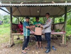 Solid Jaga Harkamtibmas, Polsek Cikoneng Polres Ciamis Beri Dukungan Perlengkapan di Pos Kamling