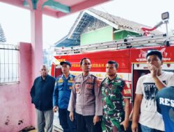 Polsek Cihaurbeuti Polres Ciamis Datangi TKP Kebakaran Rumah Warga di Desa Sukamaju