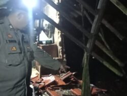 Personel Polsek Rancah Datangi TKP Bencana Tanah Longsor dan Gotong Royong Bareng Warga