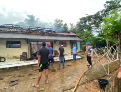 Polsek Pamarican Tanggap Kebakaran Rumah di Desa Sukajadi, Kapolsek Himbau Warga Tingkatkan Kewaspadaan