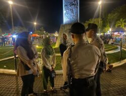 Patroli Jalan Kaki Samapta Polres Ciamis Bersiaga di Alum Alun Ciamis Saat Malam Tahun Baru 2025