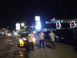 Cipkon Akhir Pekan, Polsek Cipaku Polres Ciamis Patroli Dialogis ke Pemukiman Warga Saat Malam Hari