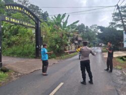 Pelayanan Masyarakat, Polsek Sukadana Polres Ciamis Bantu Anak Menyebrang di Area Sekolah