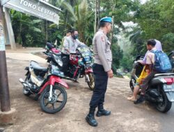 Pelayanan Masyarakat, Polsek Sukadana Polres Ciamis Bantu Anak Menyebrang di Area Sekolah