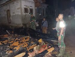Polsek Rajadesa Polres Ciamis Datangi TKP Kebakaran Rumah Panggung di Desa Sirnabaya
