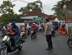Pelayanan Masyarakat, Polsek Kawali Siagakan Personel di Jalur Padat Bantu Orang Menyebrang