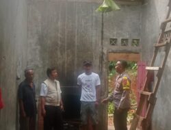 Personel Polsek Sukadana Datangi TKP Pohon Tumbang Menimpa Rumah di Sukadana