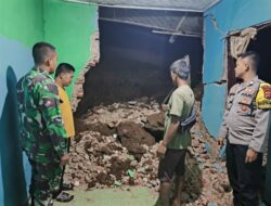 Personel Polsek Ciamis Datangi TKP Bencana Tanah Longsor dan Gotong Royong Bareng Warga