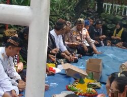 Polsek Cikoneng Polres Ciamis Ikuti Acara Adat Ngikis di Situs Sejarah Petilasan Gunung Padang