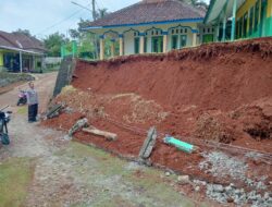 Polsek Rancah Polres Ciamis Datangi TKP Bencana TPT Masjid Al Barkah Roboh Dihantam Hujan