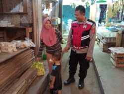 Jaga Stabilisasi Harga Selama Ramadan, Polsek Sukadana Polres Ciamis Pantau Bahan Pokok di Pasar Dongkal