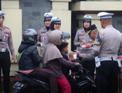 Anggota Satlantas Polres Ciamis Bagikan Takjil Gratis kepada Masyarakat di Depan Polres Ciamis