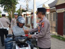 Anggota Sat Lantas Polres Ciamis Bagikan Takjil Gratis untuk Pengguna Jalan