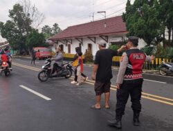 Cipkon Ramadan, Polsek Cijeungjing Polres Ciamis Patroli Jalan Kaki Saat Ngabuburit di Pasar Bojong