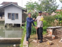 Dukung Asta Cita Presiden RI, Polsek Cikoneng Beri Bantuan Cangkul ke Petani Palawija di Kaler