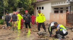 POLISI LAKUKAN PEMBERSIHAN PASCA BANJIR DI 13 KECAMATAN TERDAMPAK