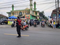 Cipkon, Polsek Cipaku Polres Ciamis Patroli Jalan Kaki Saat Waktu Ngabuburit di Pasar Buniseuri
